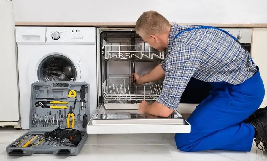 Elmadağ Hotpoint servisi teknisyen ekibi beyaz eşya tamiri yaparken